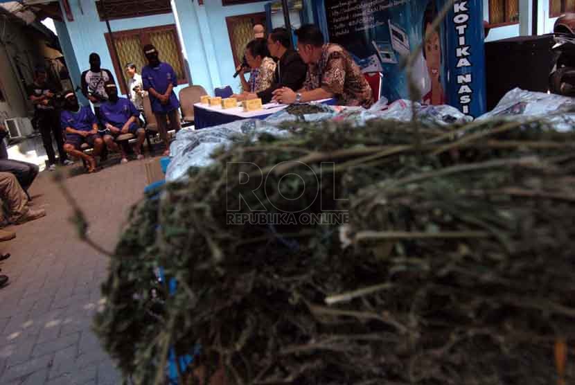 Barang bukti dan tersangka ditunjukan saat rilis kasus narkotika jenis ganja dan sabu di halaman parkir Badan Narkotika Nasional (BNN), Jakarta Timur, Selasa (16/9). (Republika/Raisan Al Farisi)