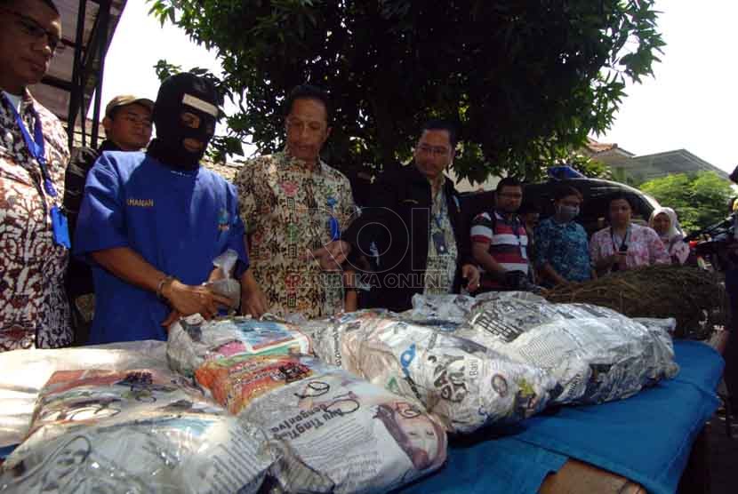 Barang bukti dan tersangka ditunjukan saat rilis kasus narkotika jenis ganja dan sabu di halaman parkir Badan Narkotika Nasional (BNN), Jakarta Timur, Selasa (16/9). (Republika/Raisan Al Farisi)