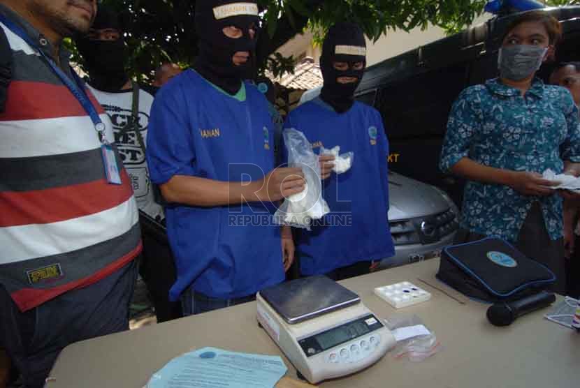 Barang bukti dan tersangka ditunjukan saat rilis kasus narkotika jenis ganja dan sabu di halaman parkir Badan Narkotika Nasional (BNN), Jakarta Timur, Selasa (16/9). (Republika/Raisan Al Farisi)