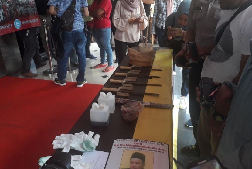 Barang bukti guru debus yang disita kepolisian Restro Kota Tangerang, Rabu (29/11).
