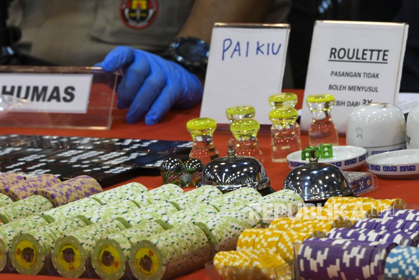 [Ilustrasi] Barang bukti judi kasino dihadirkan saat rilis kasus judi di Apartemen Robinson, Jakarta, Selasa (8/10/2019).