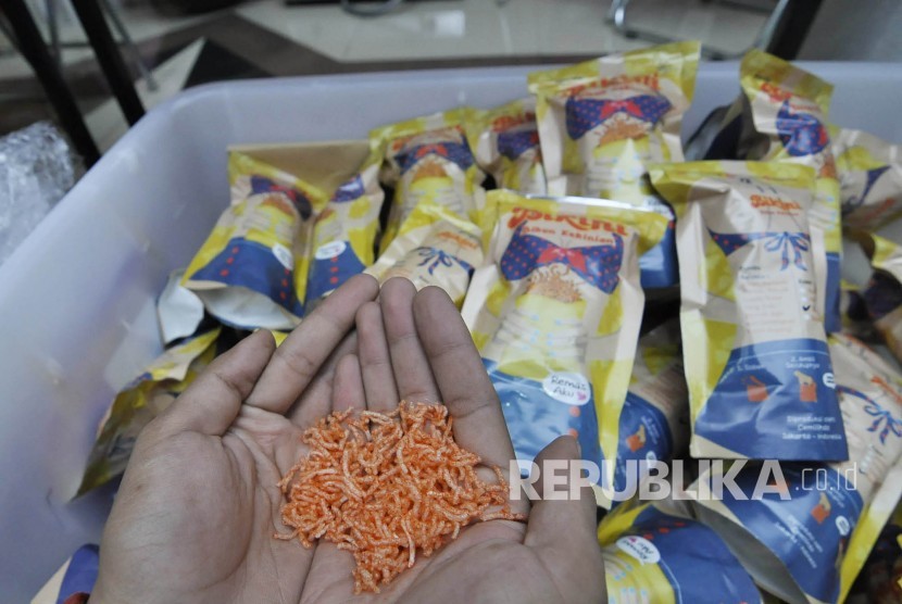 Barang bukti kripik Bikini di Balai Besar Pengawas Obat Dan Makanan Bandung, Kota Bandung, Sabtu (6/8). (Mahmud Muhyidin)