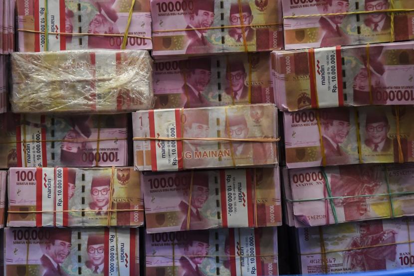Polres Kudus, Jawa Tengah, menangkap pelaku pengedar uang palsu beserta barang bukti uang palsu pecahan Rp 100 ribu sebanyak 300 lembar yang hendak di edarkan di masyarakat. (ilustrasi)