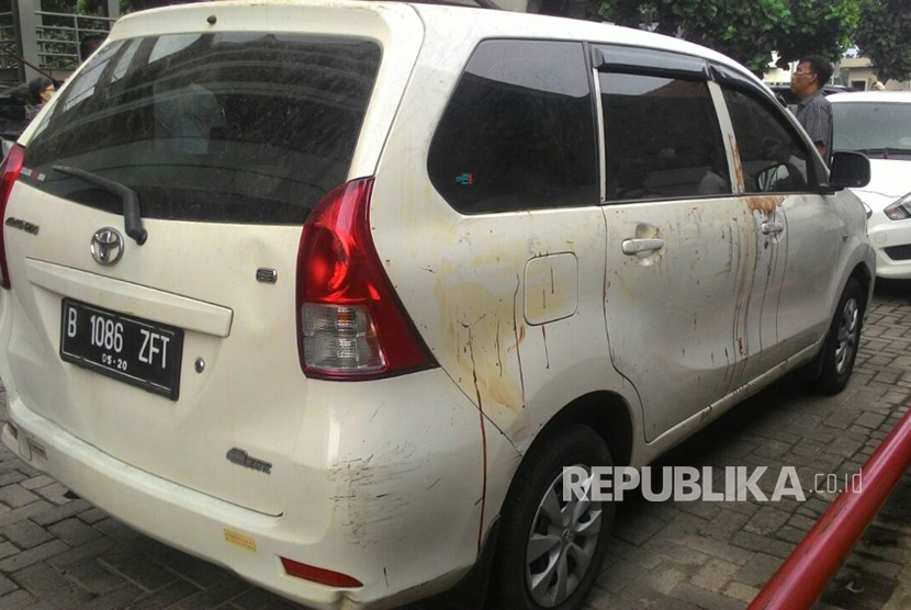 Barang bukti mobil Avanza putih B 1068 ZFT yang merupakan mobil korban pembacokan pakar IT ITB, Hermansyah sedang dilakukan identifikasi oleh pihak kepolisian Polres Depok dan Polres Jakarta Timur di RS Hermina, Depok, Ahad (9/7).