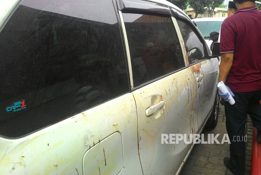 Barang bukti mobil Avanza putih B 1068 ZFT yang merupakan mobil korban pembacokan pakar IT ITB, Hermansyah sedang dilakukan identifikasi oleh pihak kepolisian Polres Depok dan Polres Jakarta Timur di RS Hermina, Depok, Ahad (9/7).