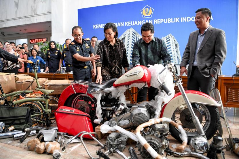 Barang bukti motor Harley Davidson saat konferensi pers terkait penyelundupan motor Harlery Davidson dan sepeda Brompton menggunakan pesawat baru milik Garuda Indonesia.