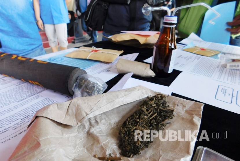 Barang bukti narkoba dari delapan tersangka pengedar dan pengguna narkoba yang ditangkap menjelang Lebaran di wilayah hukum Polres Kota Tasikmalaya, Kamis (23/6). (Republika/Fuji E Permana)