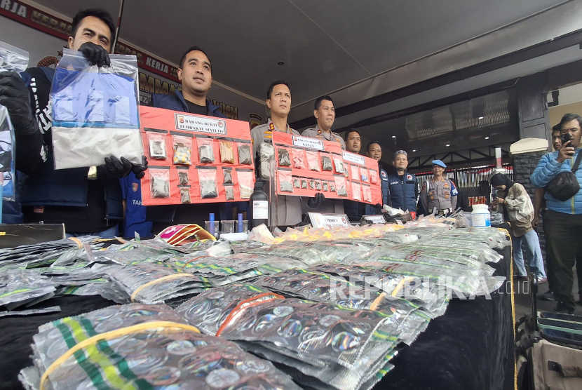 Barang Bukti OKT yang Diamankan Satuan Reserse Narkoba Polres Cimahi dari Pelaku Agus Waluyo di Cikalongwetan, Kabupaten Bandung Barat.