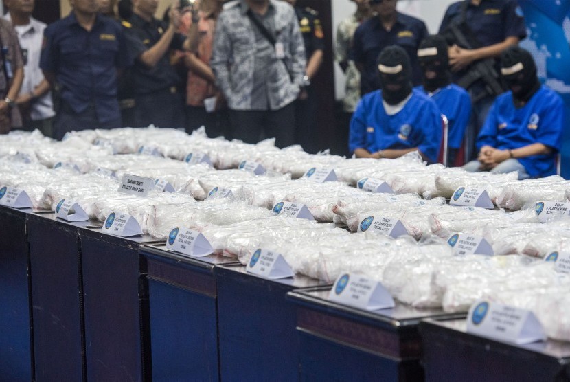 Barang bukti pengungkapan dan penangkapan peredaran sabu seberat 270 kilogram berikut tersangka pelaku diperlihatkan di kantor BNN, Jakarta, Selasa (20/10). 