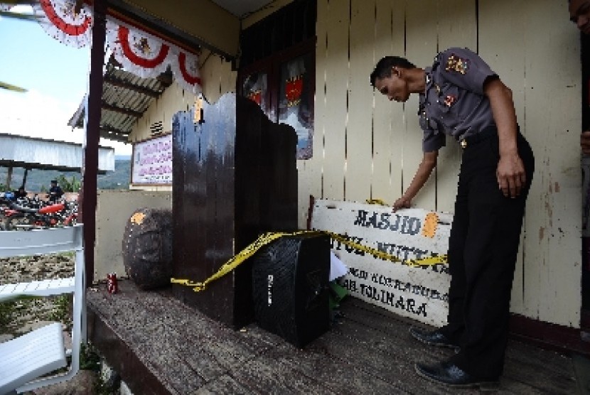 Barang bukti perlengkapan Masjid Baitul Muttaqin yang terbakar diamankan Polres Tolikara, Papua, Sabtu (25/7).