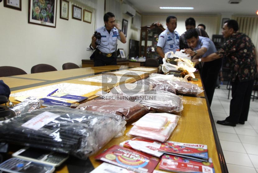   Barang bukti produksi narkoba hasil sidak di tempat perbengkelan di LP Narkotika Cipinang, Jakarta Timur, Selasa (6/8).   (Republika/Adhi Wicaksono)