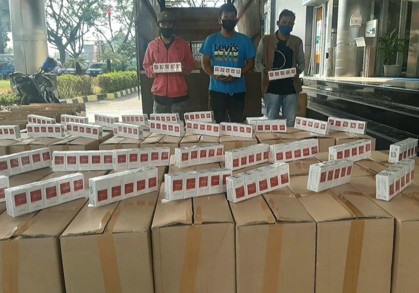 Barang bukti rokok ilegal dan awak truk pengangkut yang berhasil diamankan dari penindakan petugas Bea Cukai Jawa Tengah dan DIY, saat tiba di kantor Bea Cukai Jawa Tengah dan DIY, baru- baru ini.