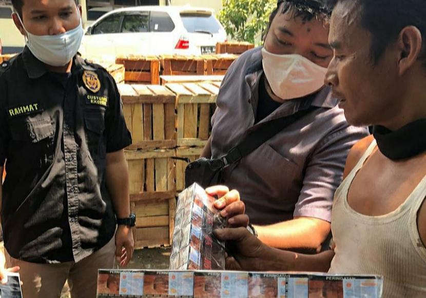 Barang bukti rokok ilegal yang diamankan petugas gabungan DJBC Jawa Tengah dan DIY serta tim Bea Cukai Tegal, di Jalan Raya Pejagan- Bumiayu, Kabupaten Brebes, Jawa Tengah, pada H-1 Lebaran, Sabtu (23/5) dini hari. Dalam penindakan ini sebanyak 442.000 batang rokok tanpa pita cukai berhasil diamankan.