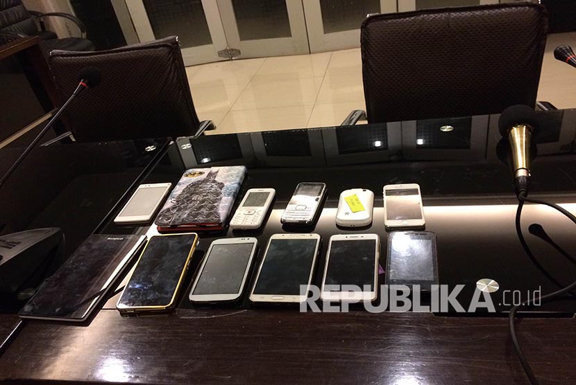 Police secured smartphones belongs to three suspect of child prostitution based in Bogor, West Java. Those three suspects was using online gay dating app and Facebook to promote children as sex workers.  