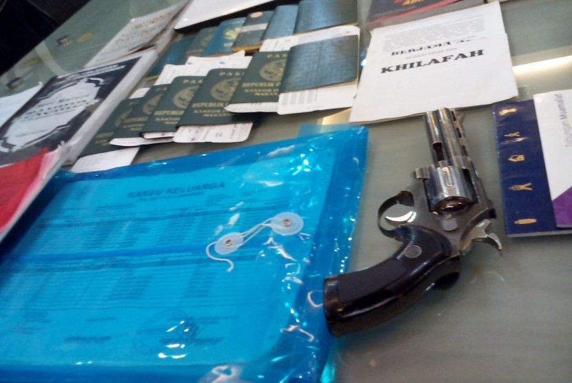 Barang bukti yang disita polisi dari warga negara Indonesia yang diduga akan bergabung dengan kelompok militan ISIS.