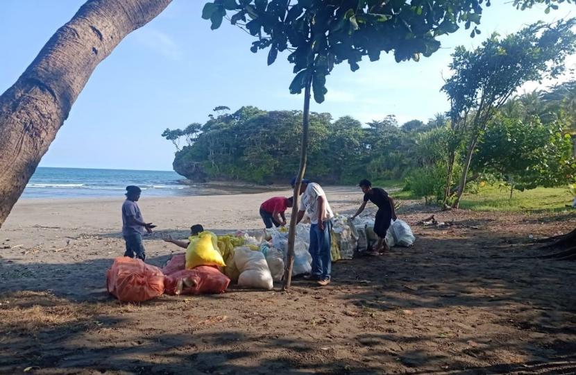 Barang diduga narkotika jenis sabu sebanyak 1 ton diamankan di Pantai Madasari, Kecamatan Cimerak, Kabupaten Pangandaran, Rabu (16/3/2022). Direktorat Narkoba Polda Jabar menggagalkan upaya penyelundupan narkotika yang diduga didatangkan dari luar negeri. 