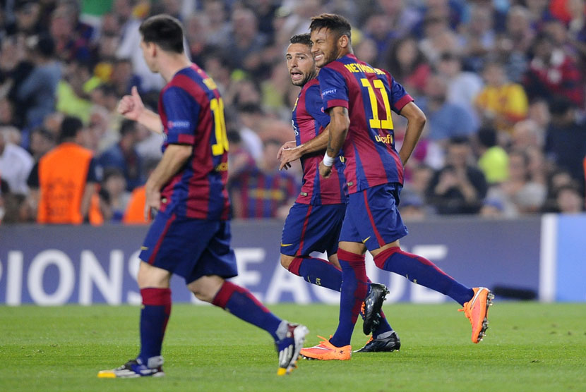 Pesepakbola Barcelona, Neymar (kanan) bersama Lionel Messi (kiri) dan Jordi Alba (tengah).