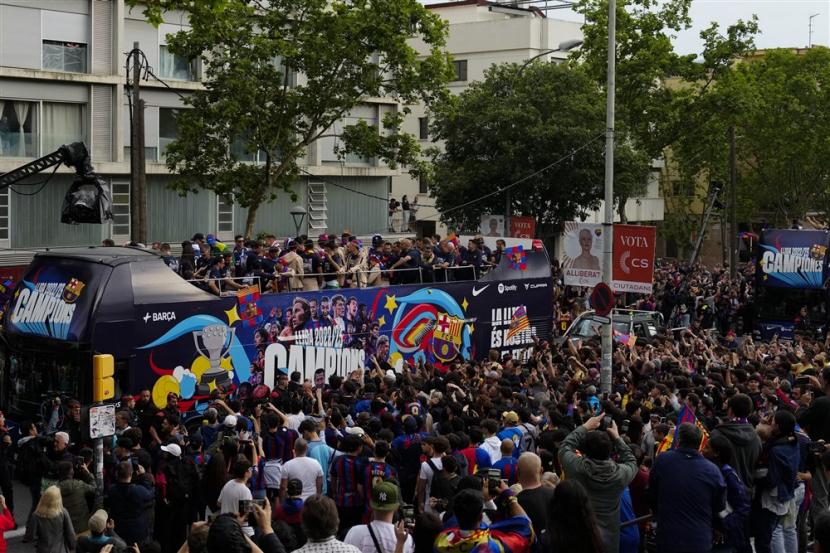 Barcelona menggelar parade juara La Liga musim 2022/2023. Pemain tim putra dan putri Barcelona diarak menggunakan bus terbuka, yang disambut sekitar 80 ribu penggemar mereka di Barcelona.