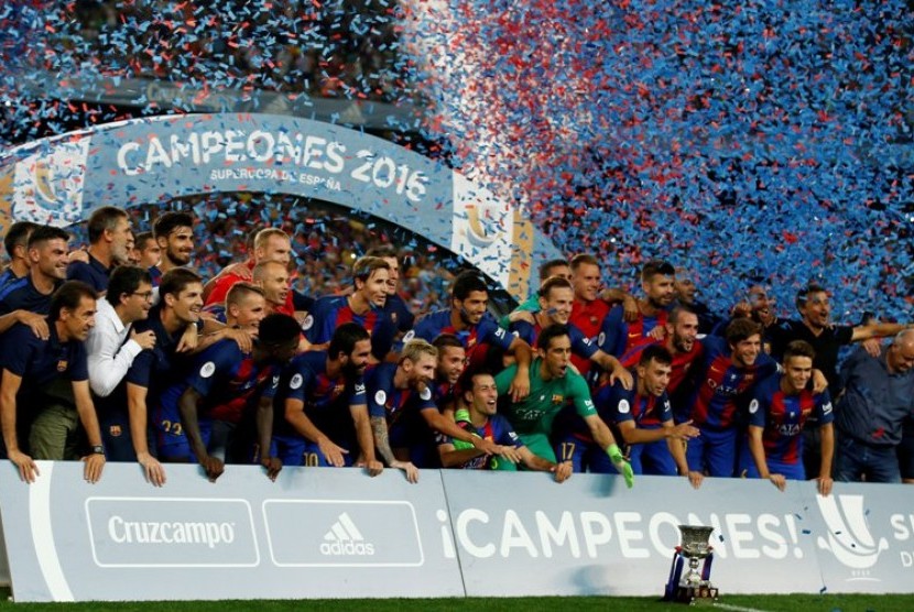 Barcelona merayakan gelar juara Piala Super Spanyol.