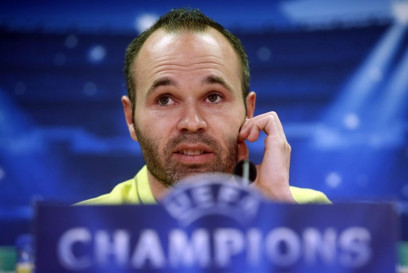 Barcelona's Andres Iniesta attends a news conference at Joan Gamper training camp, near Barcelona, March 17, 2015. Barcelona will play their Champions League round of 16 second leg soccer match against Manchester City at Camp Nou stadium on Wednesday. 