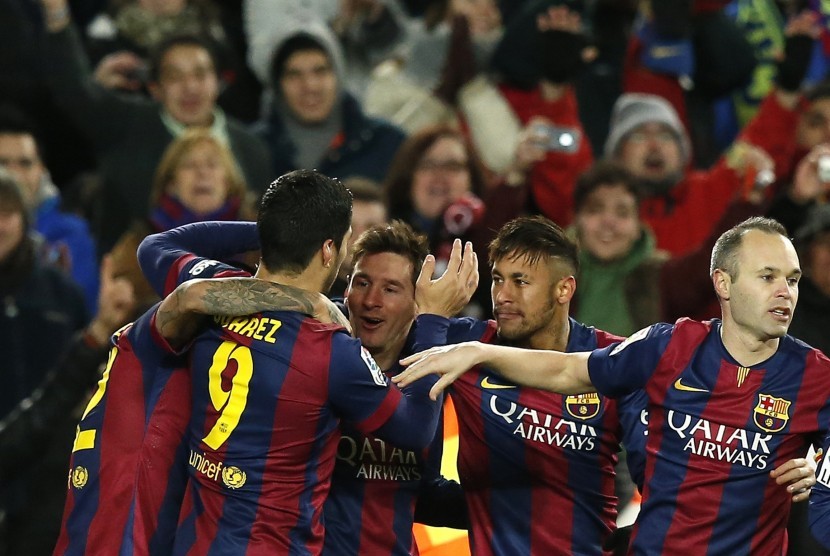 Barcelona's Lionel Messi (C) celebrates his goal against Villarreal with team mates Neymar (2nd R) and Andres Iniesta (R) during their Spanish first division soccer match at Nou Camp stadium in Barcelona February 1, 2015.