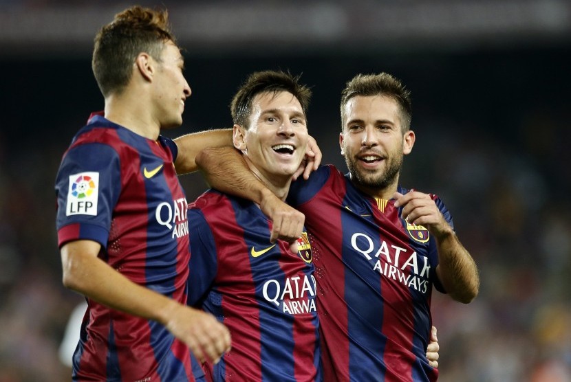 Barcelona's Lionel Messi (C) celebrates his second goal with teammate Munir El Haddadi (L) and Jordi Alba during their Spanish first division soccer match against Elche at Nou Camp stadium in Barcelona, August 24, 2014