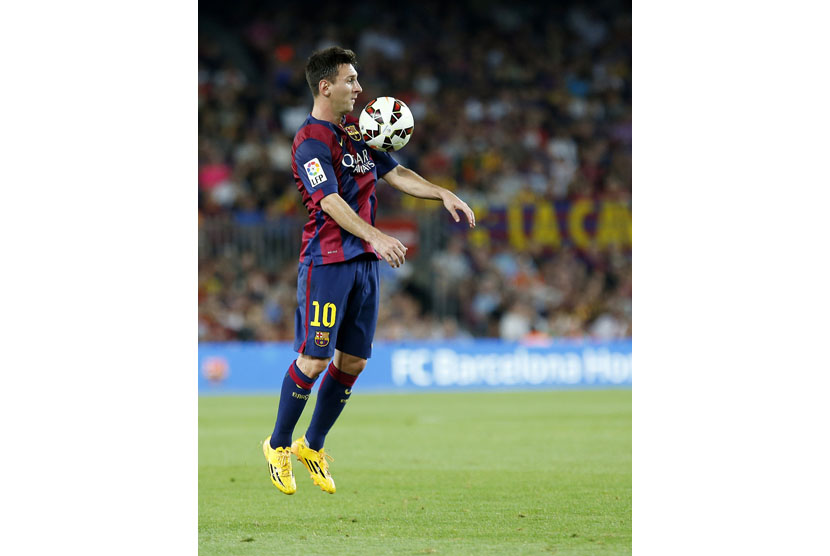 Barcelona's Lionel Messi controls the ball during the Spanish first division soccer match against Elche at Nou Camp stadium in Barcelona August 24, 2014.
