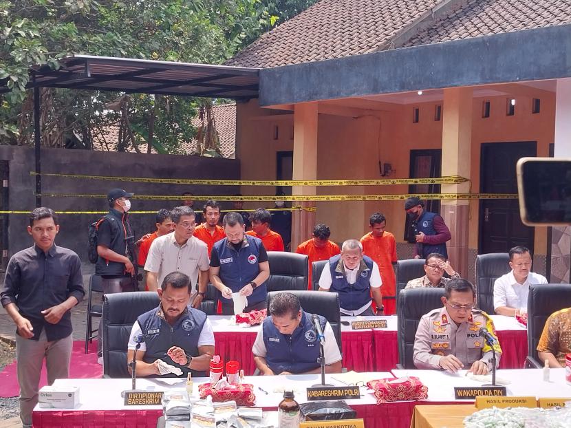 Bareskrim Polri bersama Polda DIY melakukan rilis pengungkapan kasus peredaran narkoba di Dusun Pelem, Baturetno, Banguntapan, Bantul, Jumat (3/11/2023)