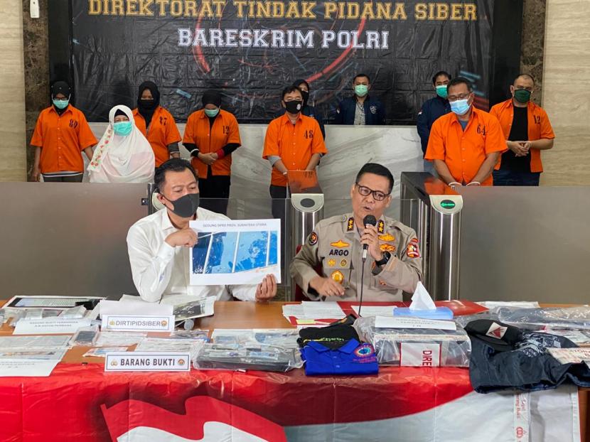 Bareskrim Polri mengungkap 9 orang yang terafiliasi dengan Koalisi Aksi Menyelamatkan Indonesia (KAMI) yang dijadikan tersangka diduga terkait kerusuhan unjuk rasa menolak Undang-undang Omnibus Law Ciptakerja, dirilis di Mabes Polri, Jakarta Selatan, Kamis (15/10).