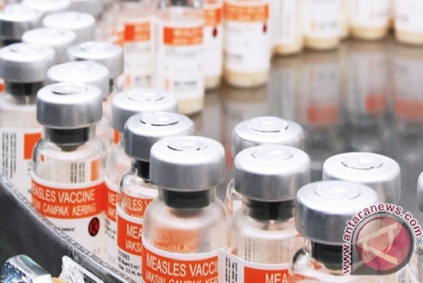 Barisan botol vaksin campak produksi PT Bio Farma (Persero), di laboratorium produksi BUMN satu-satunya produser vaksin itu. Vaksin produksi PT Bio Farma telah 