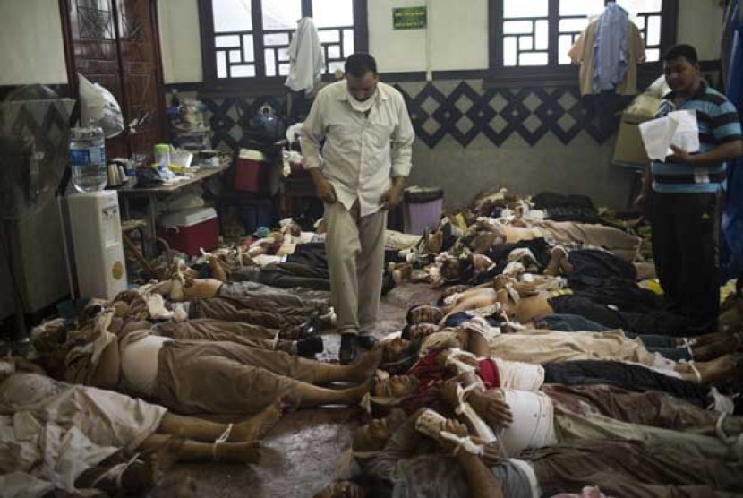  Deretan jenazah korban pembantaian di Rabaa Al Adawiya dikumpulkan di kamar mayat di Nasr City,Kairo, 14 Agustus 2013..