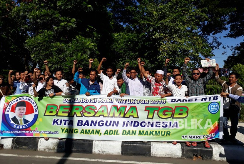 Barisan Relawan TGB (BARET) NTB menggelar deklarasi mendukung TGB maju dalam Pilpres 2019 di Jalan Udayana, Mataram, NTB, Ahad (11/3).