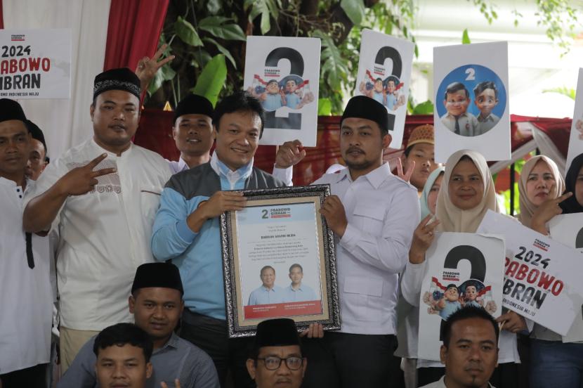 Barisan Santri Muda untuk Prabowo-Gibran mendeklarasikan dukungan untuk paslon nomor urut 02 di Pilpres 2024. Deklarasi dilakukan di rumah Prabowo, Jalan Kertanegara IV, Kebayoran Baru, Jakarta Selatan, Sabtu (27/1/2024).