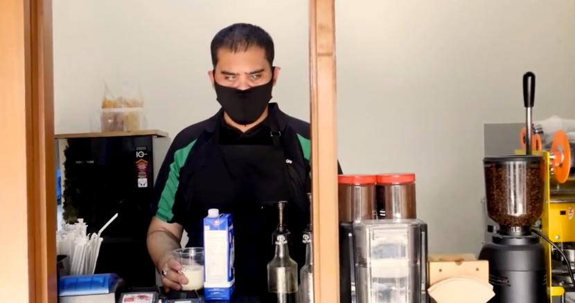 Barista atau penyeduh kopi difabel