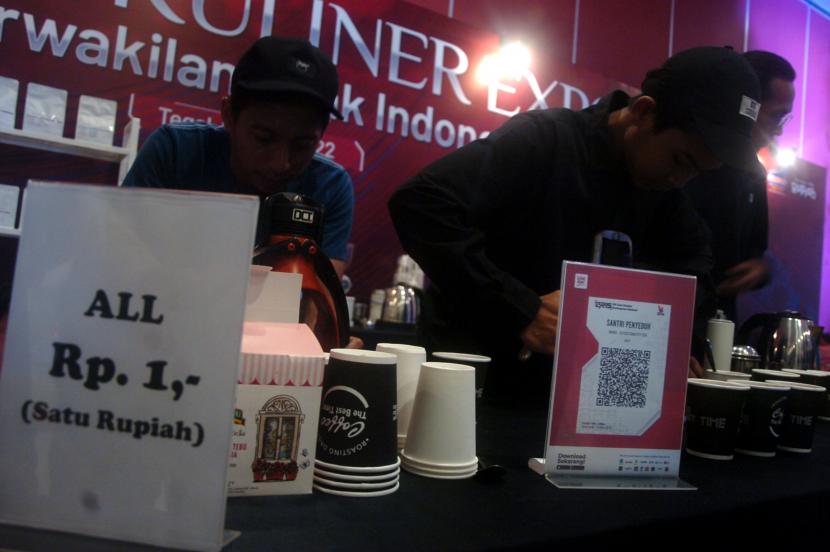 Barista mempersiapkan pesanan kopi pembeli yang dibayar dengan transaksi nontunai QR Code Indonesian Standard (QRIS) (ilustrasi).