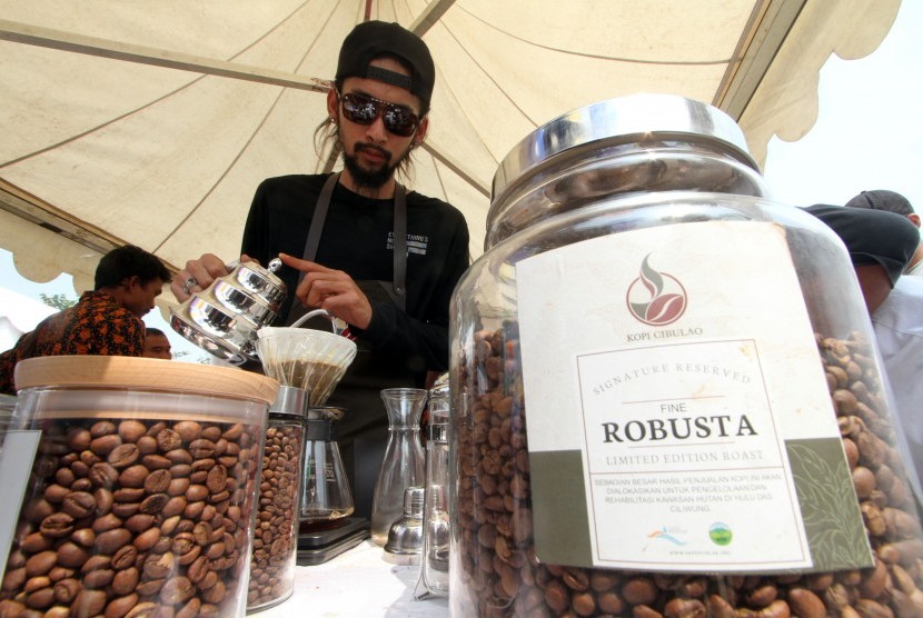 Barista mengolah kopi dalam Festival Kopi Bogor 2018 di Pakansari, Cibinong, Bogor, Jawa Barat, Jumat (27/7).
