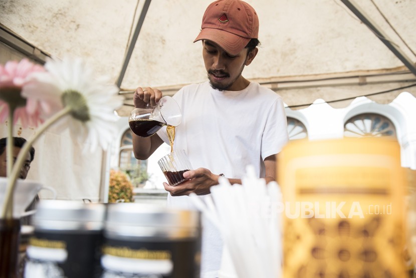 Barista menuang kopi saat kegiatan West Java Coffee & Art dan HUT ke-57 Bank BJB di Bandung, Jawa Barat, Jumat (11/5). 
