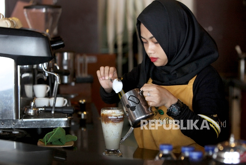  Barista menyiapkan kopi untuk disajikan kepada pelanggan.(ilustrasi)