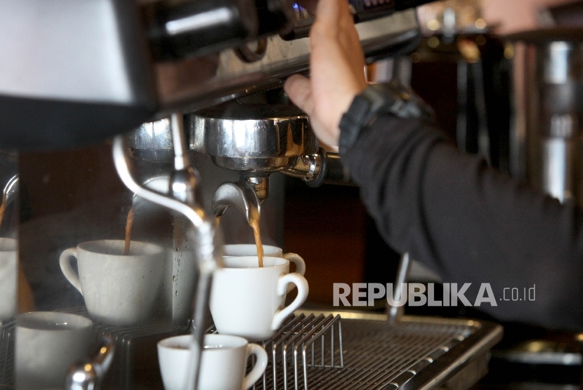 Barista menyiapkan kopi untuk disajikan kepada pelanggan di gerai Coffee Toffee, Depok, Jawa Barat, Ahad (16/7). 