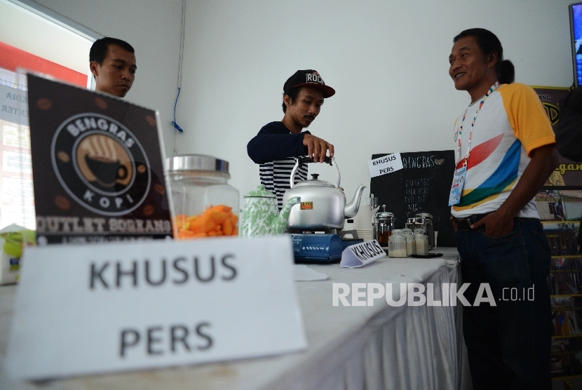 Barista menyiapkan kopi untuk rekan wartawan di area khusus wartawan peliputan PON XIX di GOR Sabilulungan Sijalak Harupat, Bandung, Jabar, Kamis (22/9). 