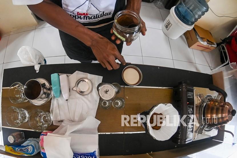 Barista meracik kopi di Latanusa Rumah Produksi, Kopi Tuni Maluku, di Kota Ambon, Provinsi Maluku, Sabtu (27/11/2021). Program Banpres Produktif Bagi Usaha Mikro (BPUM) tahap kedua sudah telah terealisasi 100 persen pada November 2021 kepada 3 juta pelaku usaha mikro dengan anggaran sebesar Rp 3,6 triliun. 