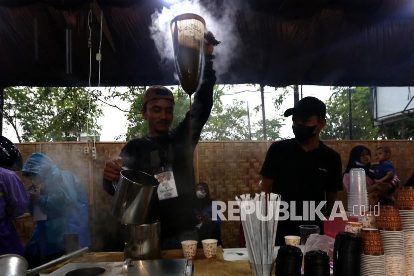 Barista meracik kopi robusta. Wali Kota Pontianak, Kalimantan Barat, Edi Rusdi Kamtono mengatakan, menjamurnya usaha warung kopi (warkop) dan kafe di kota itu, telah banyak menyerap tenaga kerja.