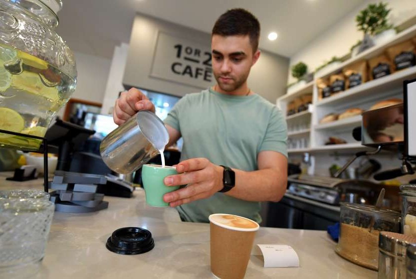 Barista sedang membuat kopi di sebuah kafe di Australia. 