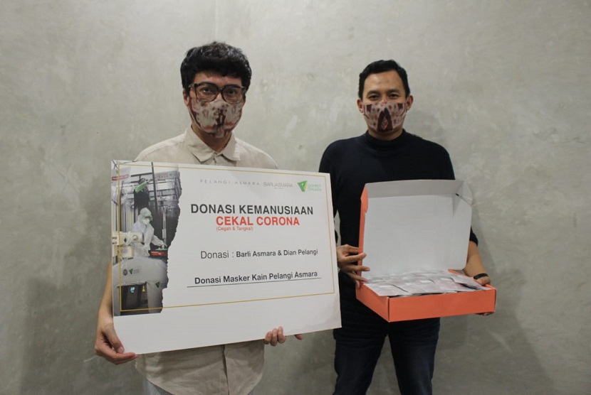 Barli Asmara salah seorang desainer ternama Indonesia, mendonasikan 200 buah masker kain kepada Dompet Dhuafa di kediamannya langsung, The Kretya Urban Living, Jakarta Selatan.