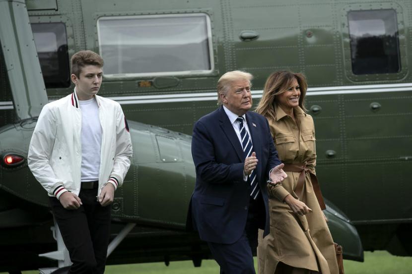 Barron Trump (kiri) bersama kedua orang tuanya, Presiden AS Donald Trump dan Melania Trump.