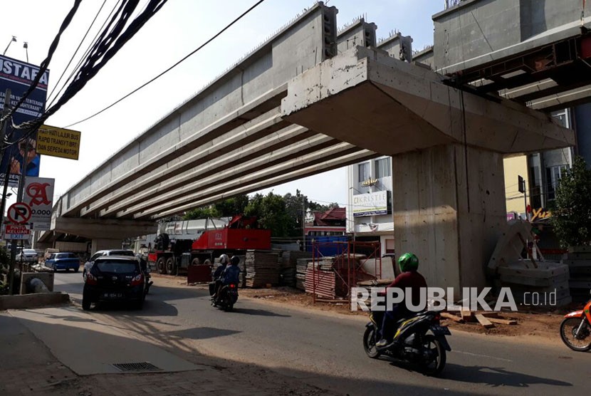 Proyek pembangunan jembatan layang di depan Mal Boemi Kedaton Kota Bandar Lampung. (ilustrasi) 