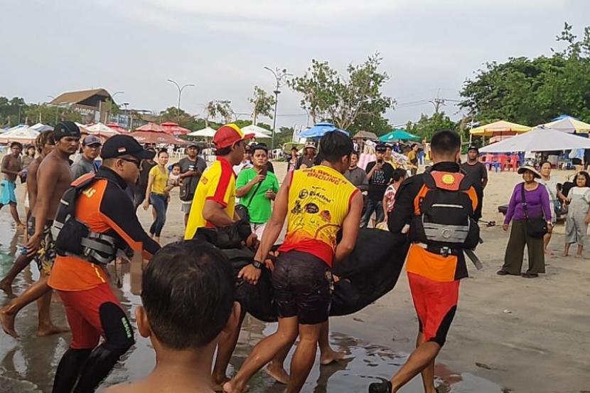 Basarnas Bali mengevakuasi jenazah wisatawan mancanegara asal Uzbekistan yang meninggal dunia terseret arus Pantai Kuta, Bali.