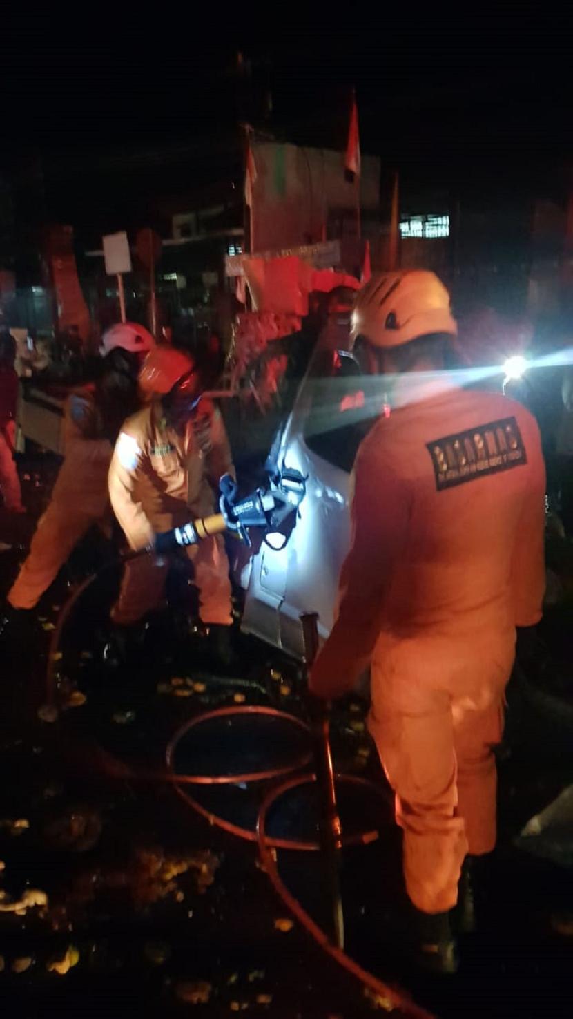 Basarnas Bandung mrlakukan evakuasi terhadap pengemudi mobil Grand Max yang terjepit akibat kecelakaan bertabrakan dengan Bus Kramat Jati di jalan Nagreg, Selasa (18/8) dini hari. 