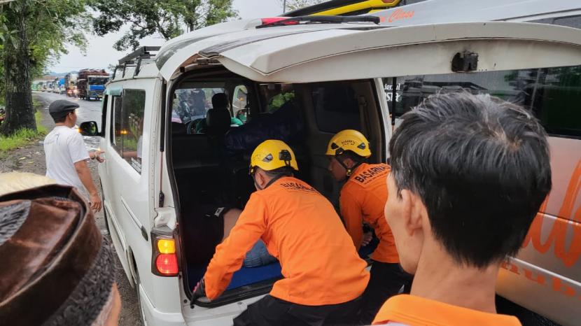 Basarnas Cilacap evakuasi korban kecelakaan truk dan minibus di Jalan Nasional III Kecamatan Karanganyar, Kabupaten Kebumen, Jawa Tengah.
