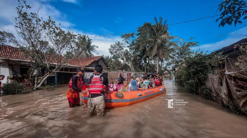 Basarnas Cilacap evakuasi warga kabupaten Cilacap yang terdampak banjir. Pj Bupati Cilacap sebut banjir laut pasang perlu penanganan lebih serius.